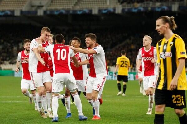 Suporter Ajax Dilempari Bom Molotov Saat Hadapi AEK Athens di UCL