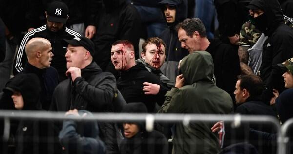 Suporter Ajax Dilempari Bom Molotov Saat Hadapi AEK Athens di UCL