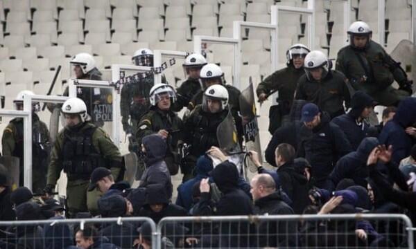 Suporter Ajax Dilempari Bom Molotov Saat Hadapi AEK Athens di UCL