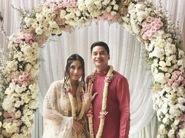 10 Pesona Angbeen Rishi, Tunangan Adly Fayruz yang Manisnya Kebangetan