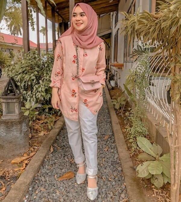 10 Hijab Look ala Selebgram Nabila Tarmuzi, Cute & Hits Banget Loh!
