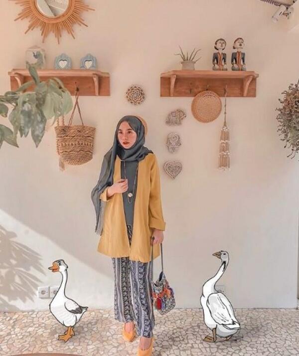 10 Hijab Look ala Selebgram Nabila Tarmuzi, Cute & Hits Banget Loh!