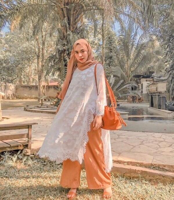10 Hijab Look ala Selebgram Nabila Tarmuzi, Cute & Hits Banget Loh!