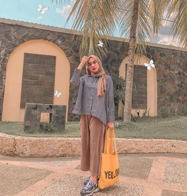 10 Hijab Look ala Selebgram Nabila Tarmuzi, Cute & Hits Banget Loh!