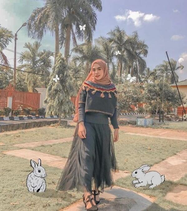 10 Hijab Look ala Selebgram Nabila Tarmuzi, Cute & Hits Banget Loh!