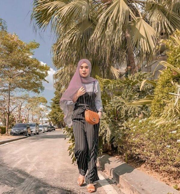 10 Hijab Look ala Selebgram Nabila Tarmuzi, Cute & Hits Banget Loh!