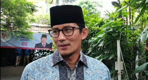 Hemat Dana Kampanye, Sandiaga Tak Pakai Kursi dan Panggung Diganti Kardus