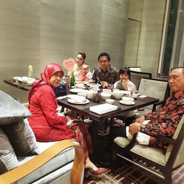 Ibunda Meninggal Dunia, 10 Potret Kenangan Ayu Dewi Bersama Mendiang
