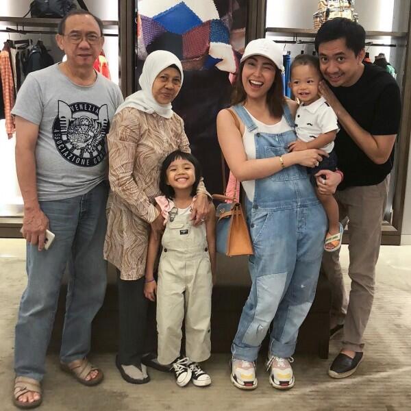 Ibunda Meninggal Dunia, 10 Potret Kenangan Ayu Dewi Bersama Mendiang
