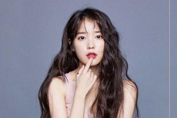 Bertubuh Mungil, Begini 9 Inspirasi Mix & Match ala Penyanyi Cantik IU