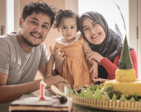 Serba Pink, 10 Potret Lucunya Qiandra Anak Ryana Dea Ultah Pertama