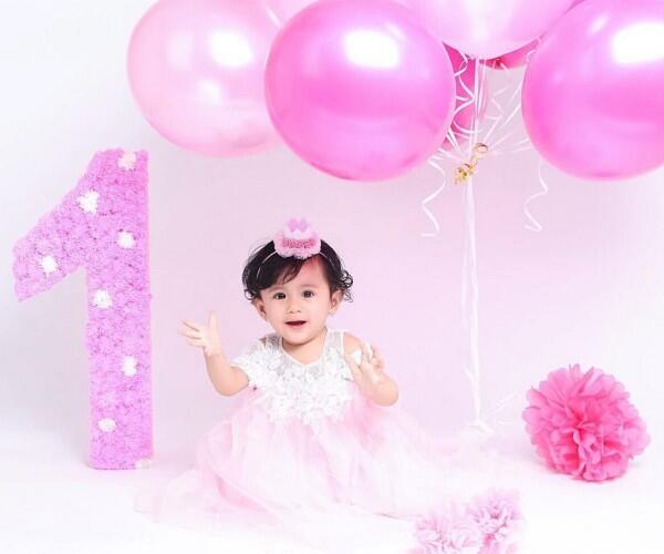 Serba Pink, 10 Potret Lucunya Qiandra Anak Ryana Dea Ultah Pertama