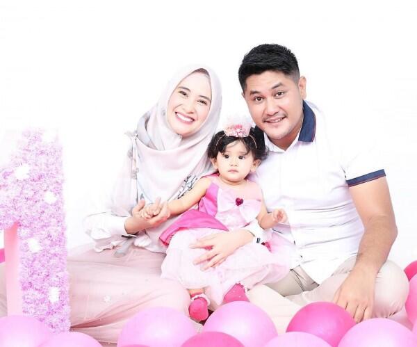 Serba Pink, 10 Potret Lucunya Qiandra Anak Ryana Dea Ultah Pertama