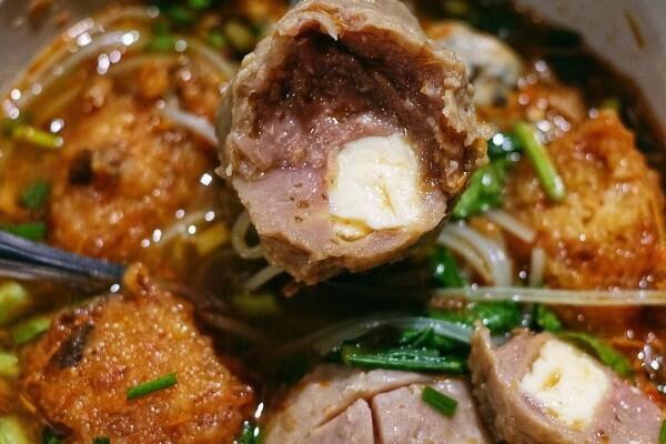 11 Tempat Makan Bakso Halal Paling Enak di Surabaya