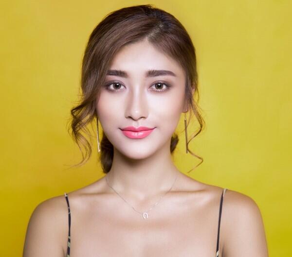 Pilih Lipstik Glossy atau Matte? Ini 5 Kelebihan & Kekurangannya