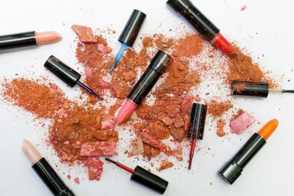 Pilih Lipstik Glossy atau Matte? Ini 5 Kelebihan & Kekurangannya