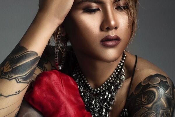 Berani! 10 Potret Eksotis Evelin Anjani dengan Tato yang Makin Menawan