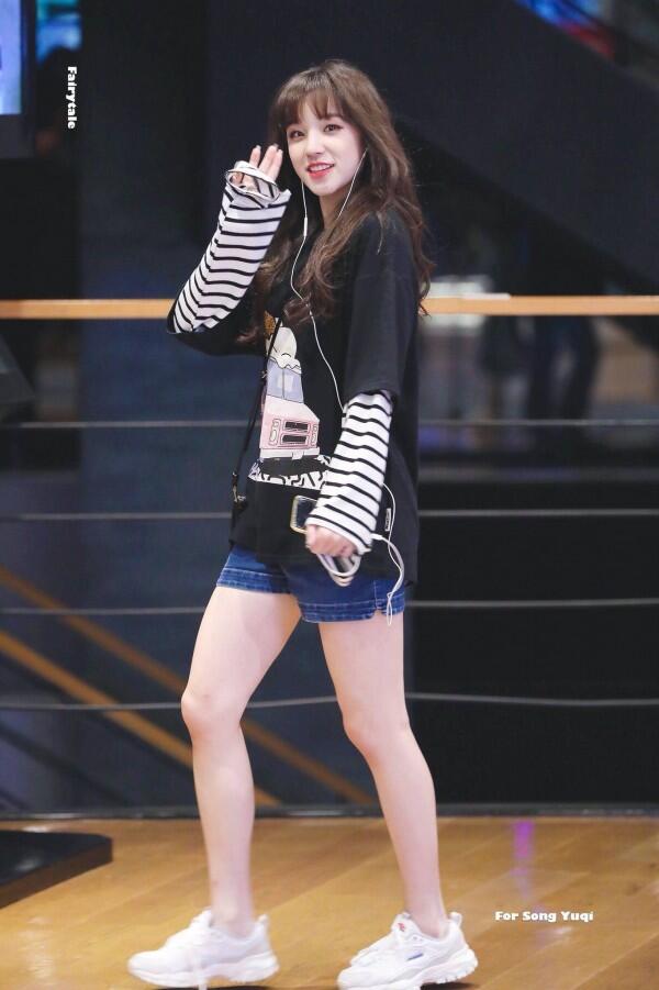 Outfit Yuqi (G)-IDLE yang Bikin Style Fashionmu Naik Tingkat, Modis!