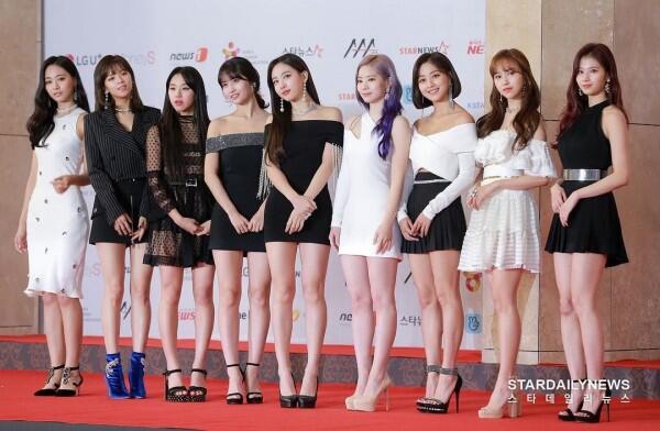26 Potret Keren Idol KPop Hadiri Red Carpet Asia Artist Awards 2018