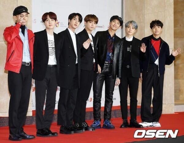 26 Potret Keren Idol KPop Hadiri Red Carpet Asia Artist Awards 2018