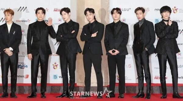 26 Potret Keren Idol KPop Hadiri Red Carpet Asia Artist Awards 2018
