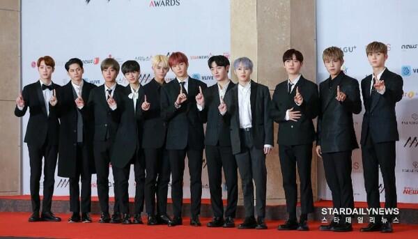 26 Potret Keren Idol KPop Hadiri Red Carpet Asia Artist Awards 2018