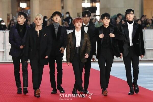 26 Potret Keren Idol KPop Hadiri Red Carpet Asia Artist Awards 2018
