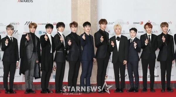 26 Potret Keren Idol KPop Hadiri Red Carpet Asia Artist Awards 2018