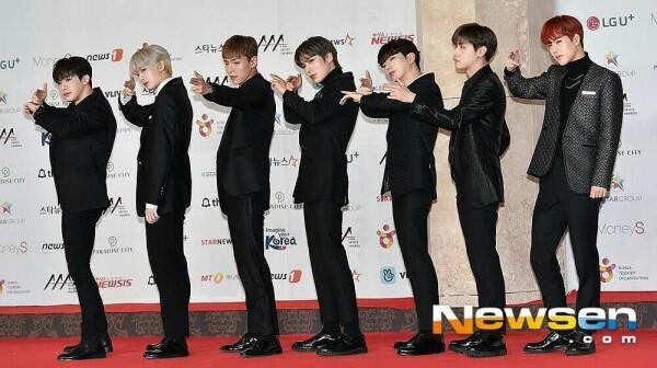 26 Potret Keren Idol KPop Hadiri Red Carpet Asia Artist Awards 2018