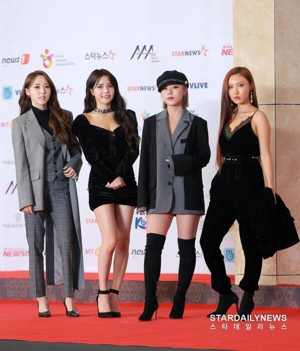 26 Potret Keren Idol KPop Hadiri Red Carpet Asia Artist Awards 2018