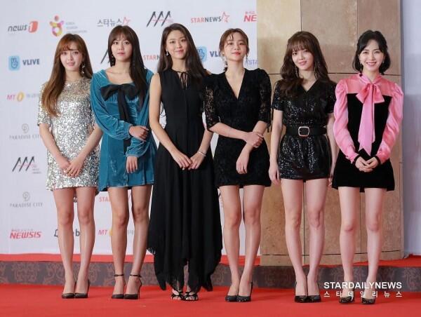 26 Potret Keren Idol KPop Hadiri Red Carpet Asia Artist Awards 2018