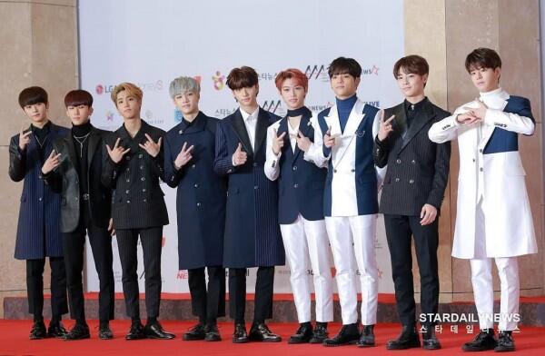 26 Potret Keren Idol KPop Hadiri Red Carpet Asia Artist Awards 2018