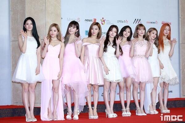 26 Potret Keren Idol KPop Hadiri Red Carpet Asia Artist Awards 2018