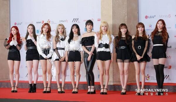 26 Potret Keren Idol KPop Hadiri Red Carpet Asia Artist Awards 2018