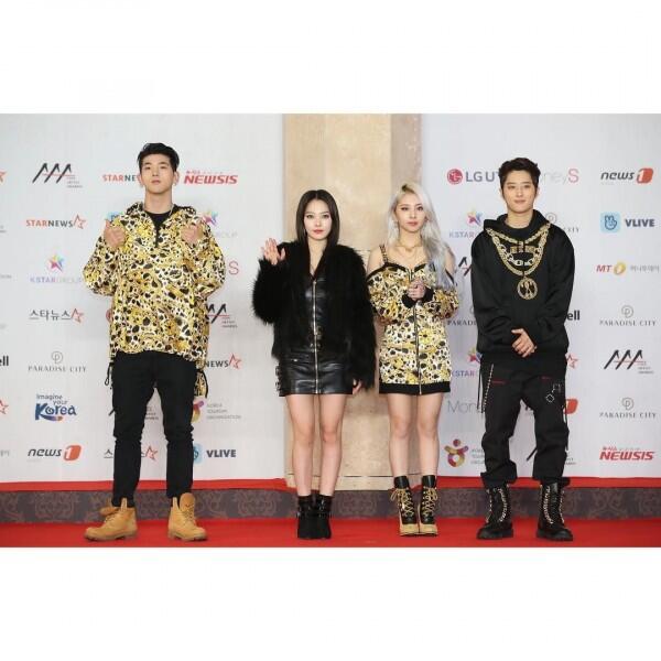 26 Potret Keren Idol KPop Hadiri Red Carpet Asia Artist Awards 2018