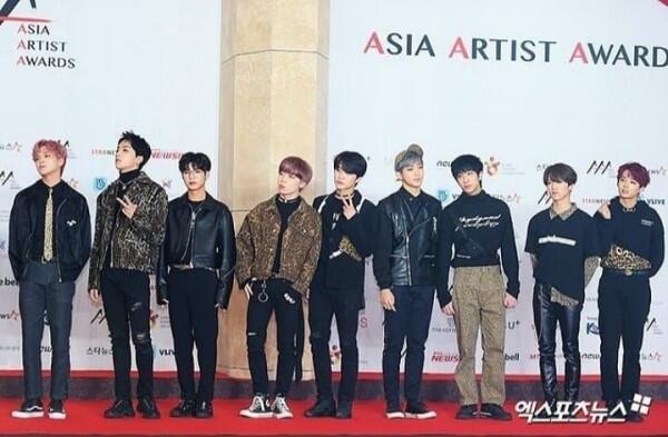26 Potret Keren Idol KPop Hadiri Red Carpet Asia Artist Awards 2018
