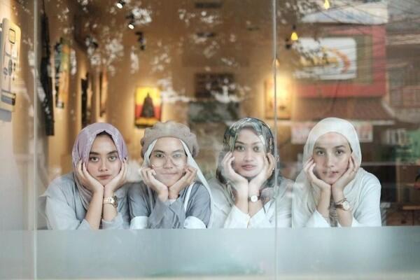 7 Inspirasi Tampil Anggun dengan Gamis ala Selebriti Tanah Air
