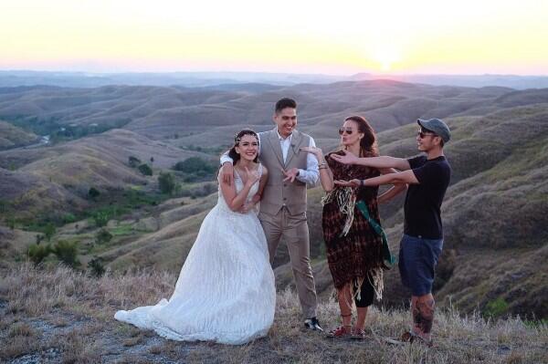 Setahun Menikah, 10 Foto Romantisnya Marcel Chandrawinata & Istri