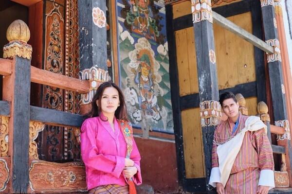 Setahun Menikah, 10 Foto Romantisnya Marcel Chandrawinata & Istri