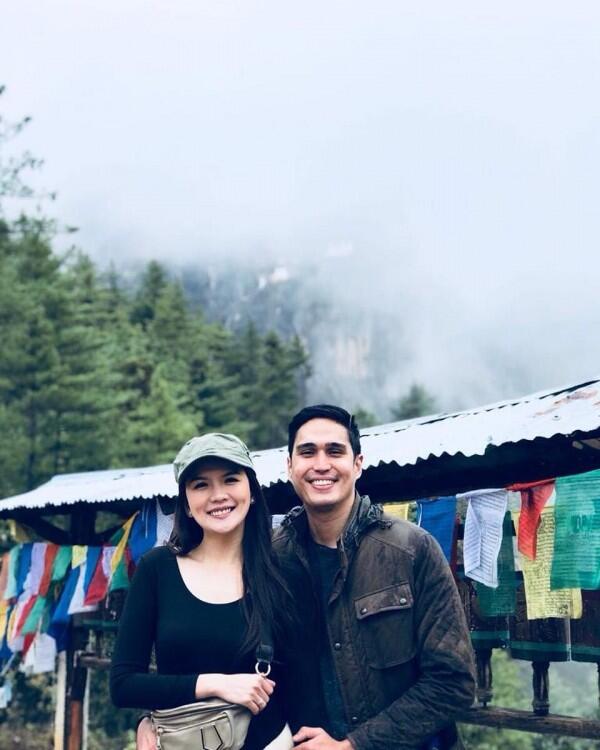 Setahun Menikah, 10 Foto Romantisnya Marcel Chandrawinata & Istri