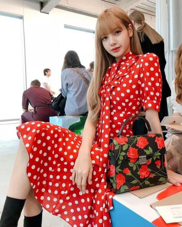 Murah Senyum, Ini 7 Alasan Buat Jatuh Cinta Sama Lisa BLACKPINK