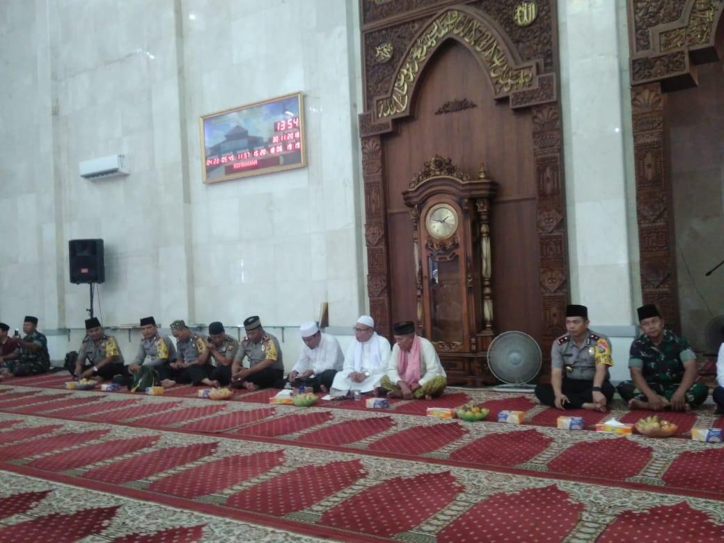 Personil Polres Banyuasin Ikuti Maulid Nabi di Masjid Al Amir