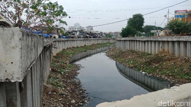 Tanggul Kali Gendong Penjaringan Mangkrak

