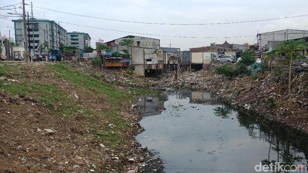 Tanggul Kali Gendong Penjaringan Mangkrak

