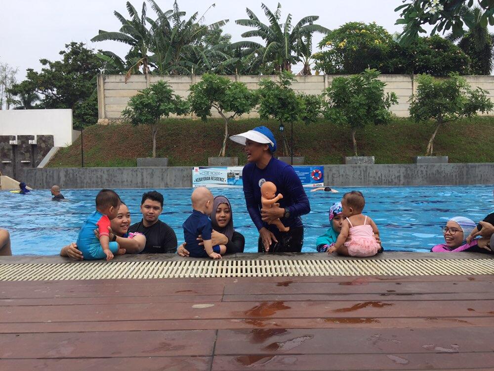 Pengalaman Mengajak Anak Belajar Berenang