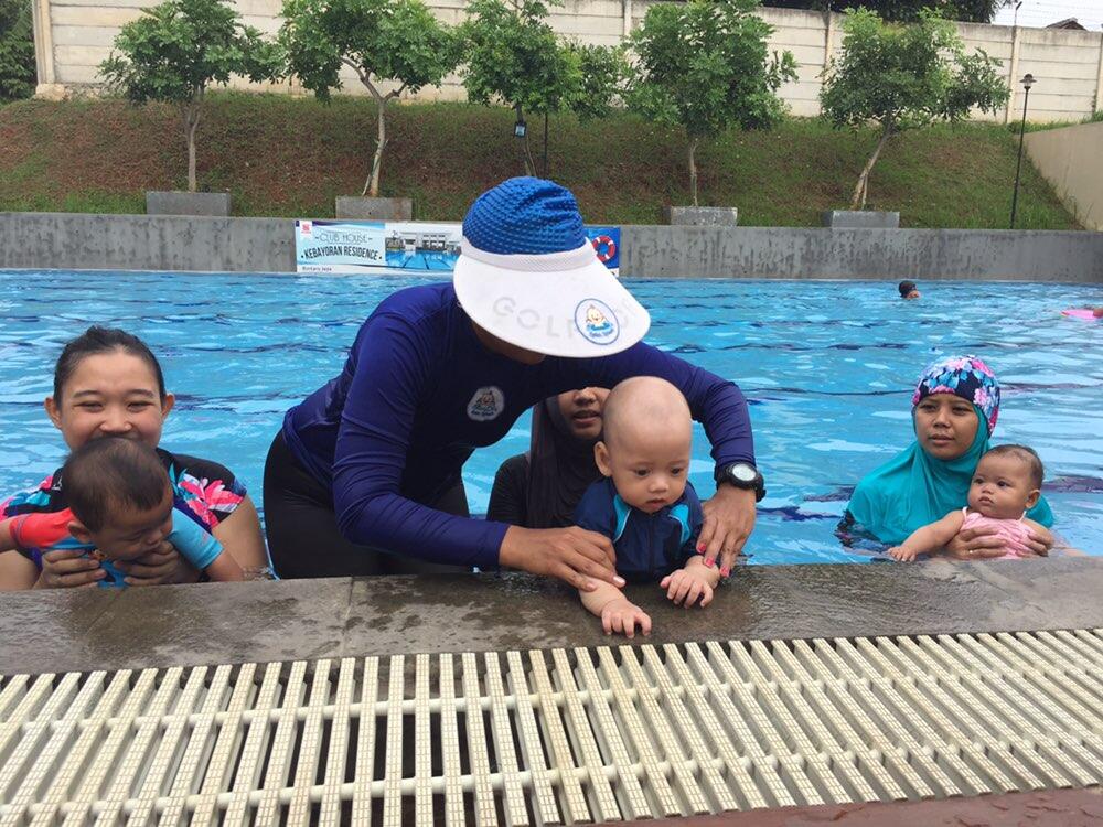 Pengalaman Mengajak Anak Belajar Berenang