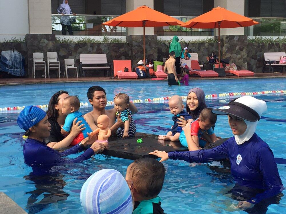 Pengalaman Mengajak Anak Belajar Berenang