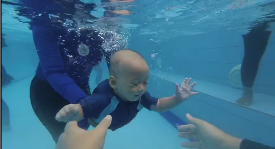 Pengalaman Mengajak Anak Belajar Berenang