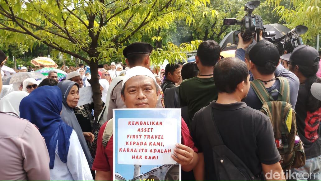 Korban First Travel Geruduk MA, Tuntut Aset Tak Disita