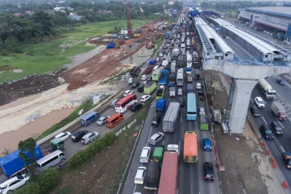 Tronton Terbakar di Tol Japek Pemicu Macet Parah di Bekasi